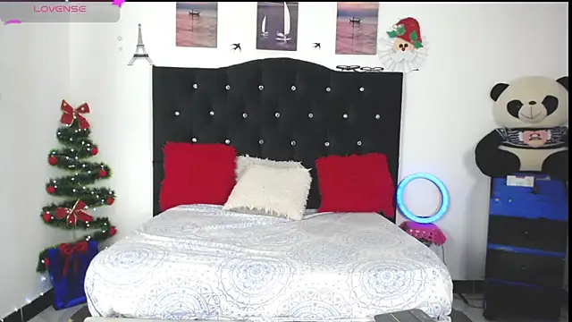 Snapshot of little_maleja chatting on 12.23.25 little maleja online show from 12.23.25