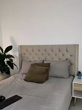 Lia Hurley online show from 12.05.24