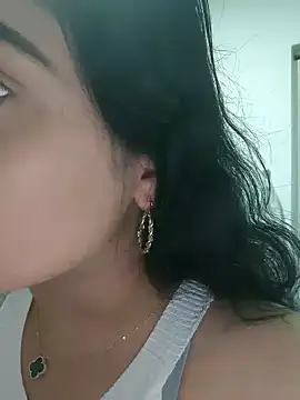 Lia Hurley online show from 02.04.25