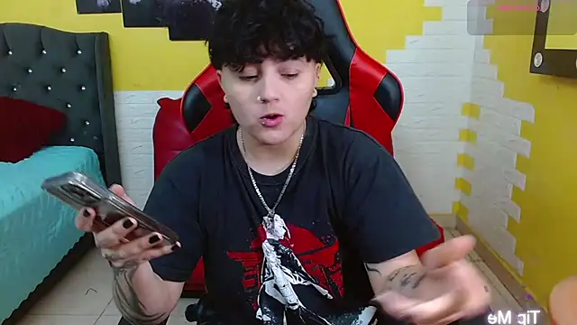 Snapshot of isabeautyx19 chatting on 02.21.26 isabeautyx19 online show from 02.21.26