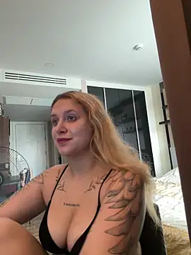 Snapshot of ellielawson chatting on 10.25.25 ellielawson online show from 10.25.25