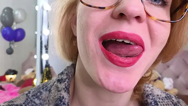 Snapshot of SquirtyAlisa chatting on 10.28.25 SquirtyAlisa online show from 10.28.25