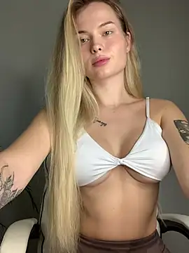 Snapshot of Vladamais chatting on 12.10.24 Vladamais online show from 12.10.24