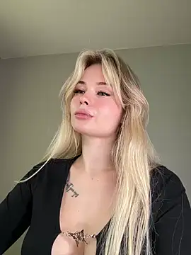 Snapshot of Vladamais chatting on 01.28.25 Vladamais online show from 01.28.25