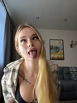 Snapshot of Vladamais chatting on 10.06.25 Vladamais online show from 10.06.25