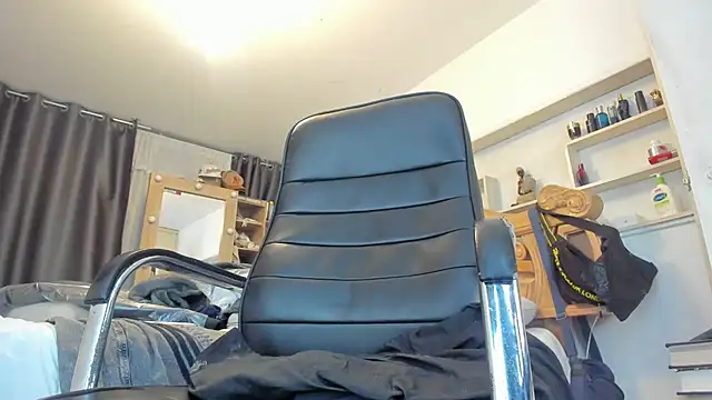 Snapshot of pollet_brown chatting on 06.19.26 pollet brown online show from 06.19.26