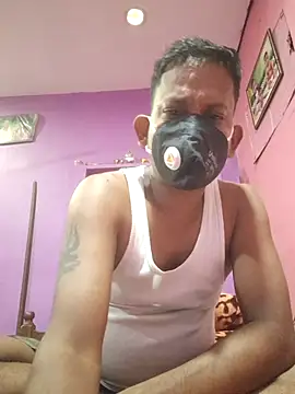 Snapshot of ind_hero chatting on 11.24.25 ind hero online show from 11.24.25