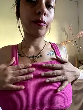 Snapshot of melisabunnny chatting on 12.13.25 melisabunnny online show from 12.13.25