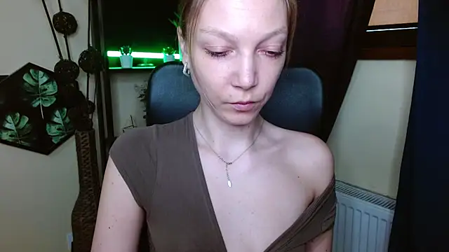 EmillyPlay online show from 04.07.26