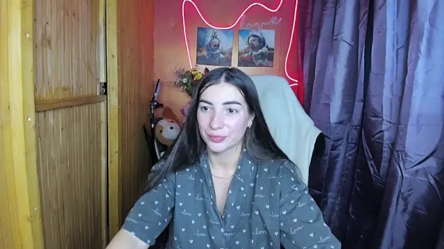 Fiery Brunette  online show from 12.24.24