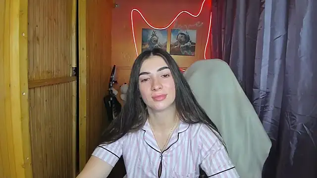 Fiery Brunette  online show from 02.18.25