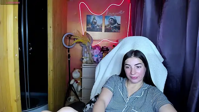 Snapshot of Fiery_Brunette_ chatting on 11.28.25 Fiery Brunette online show from 11.28.25