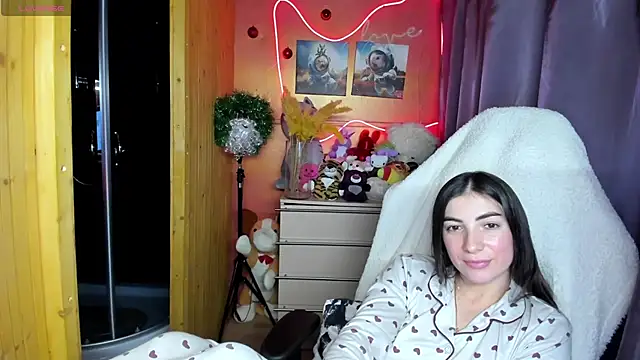 Snapshot of Fiery_Brunette_ chatting on 12.19.25 Fiery Brunette online show from 12.19.25