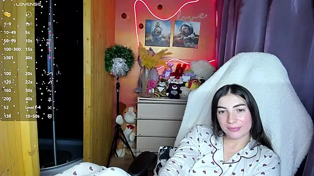 Snapshot of Fiery_Brunette_ chatting on 12.21.25 Fiery Brunette online show from 12.21.25