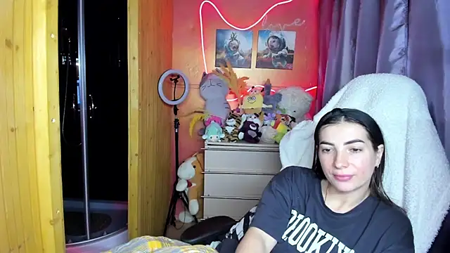 Fiery Brunette  online show from 04.18.26