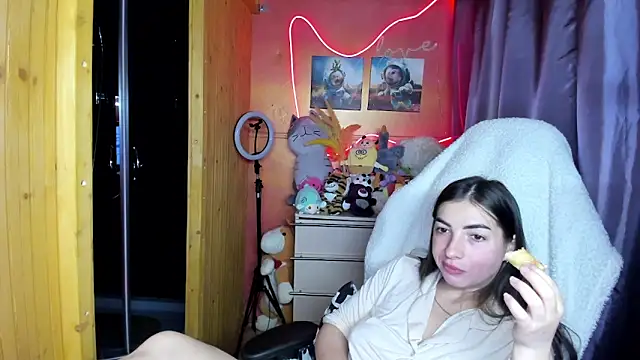 Fiery Brunette  online show from 04.25.26