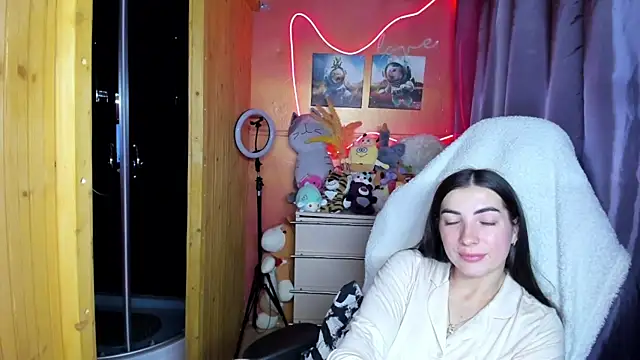 Fiery Brunette  online show from 04.25.26