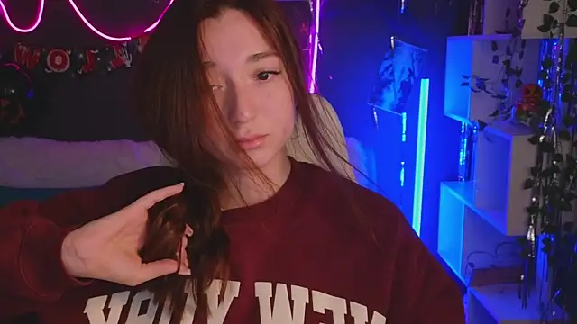 Snapshot of YasmineWest chatting on 10.28.25 YasmineWest online show from 10.28.25