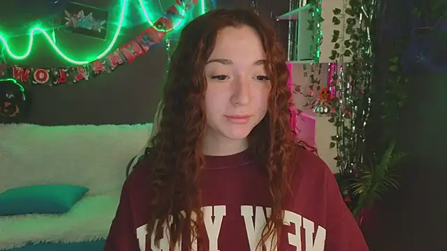 Snapshot of YasmineWest chatting on 10.31.25 YasmineWest online show from 10.31.25