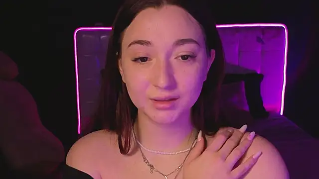 Snapshot of YasmineWest chatting on 11.28.25 YasmineWest online show from 11.28.25