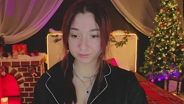 Snapshot of YasmineWest chatting on 12.01.25 YasmineWest online show from 12.01.25