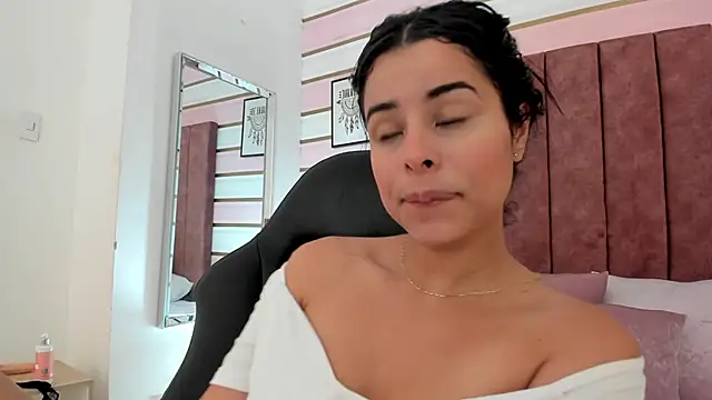 Snapshot of emma_castilloo chatting on 01.19.25 emma castilloo online show from 01.19.25