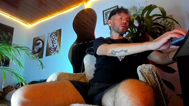 LatinMilk  online show from 04.26.26