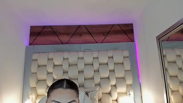 Snapshot of Helleamazing chatting on 02.20.25 Helleamazing online show from 02.20.25