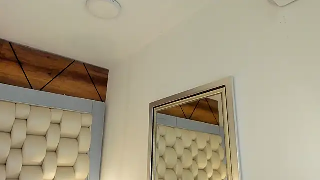 Snapshot of Helleamazing chatting on 09.12.25 Helleamazing online show from 09.12.25