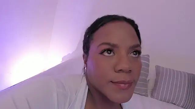 Snapshot of Sexyshantal_ chatting on 10.28.25 Sexyshantal online show from 10.28.25