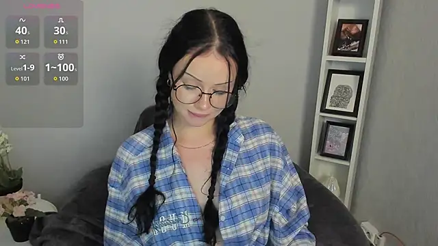 Snapshot of Lori__Hell chatting on 06.18.26 Lori Hell online show from 06.18.26