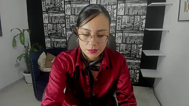 Snapshot of Agata-Moon chatting on 03.05.25 Agata-Moon online show from 03.05.25