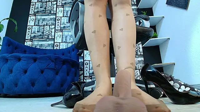 Snapshot of Agata-Moon chatting on 12.17.25 Agata-Moon online show from 12.17.25