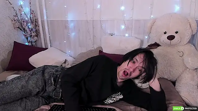 Snapshot of CalvinOwens chatting on 11.03.25 CalvinOwens online show from 11.03.25