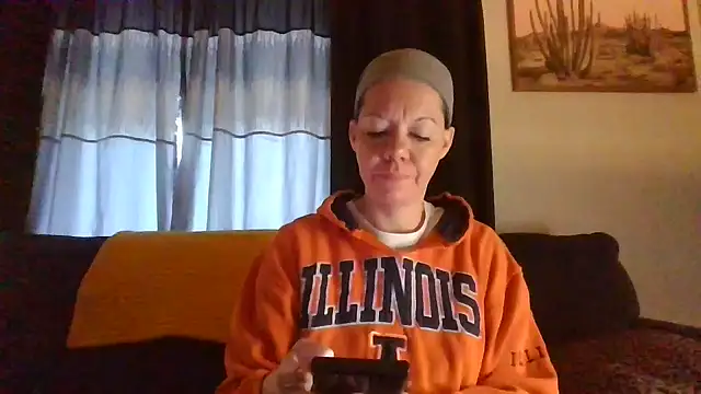 Snapshot of SidneyRaee chatting on 12.27.24 SidneyRaee online show from 12.27.24