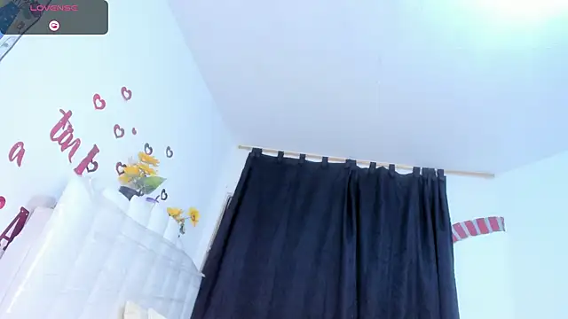 Snapshot of RoxannaBlanche chatting on 05.19.26 RoxannaBlanche online show from 05.19.26
