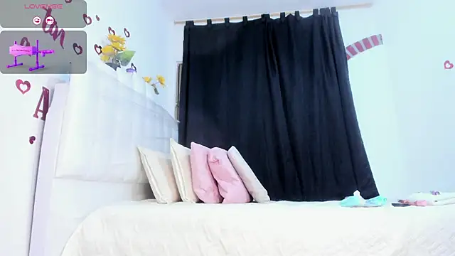Snapshot of RoxannaBlanche chatting on 06.22.26 RoxannaBlanche online show from 06.22.26