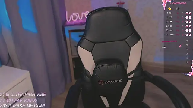 Snapshot of VeronaAura chatting on 11.07.25 VeronaAura online show from 11.07.25