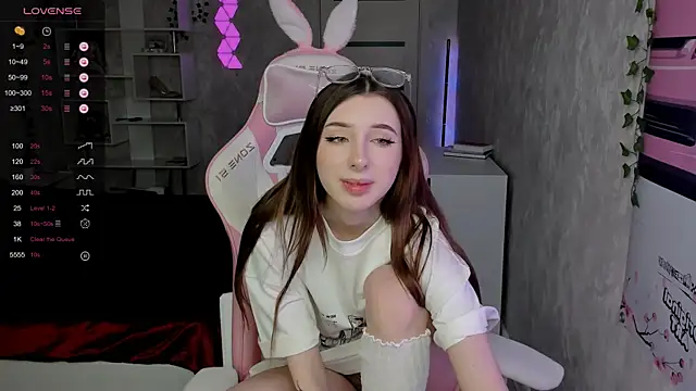 Snapshot of Polly__Hill chatting on 11.12.25 Polly Hill online show from 11.12.25