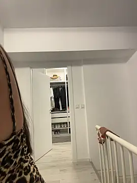 Snapshot of deliaroyal chatting on 11.20.25 deliaroyal online show from 11.20.25