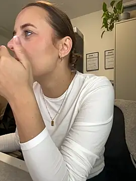 Snapshot of Hii_Lolla chatting on 10.10.25 Hii Lolla online show from 10.10.25