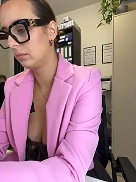 Snapshot of Hii_Lolla chatting on 11.04.25 Hii Lolla online show from 11.04.25