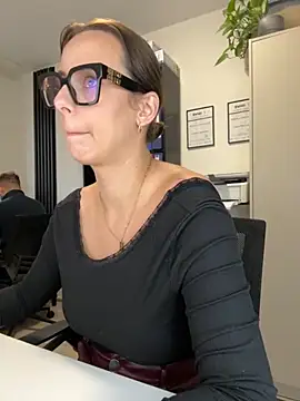 Snapshot of Hii_Lolla chatting on 11.12.25 Hii Lolla online show from 11.12.25