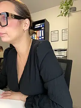 Snapshot of Hii_Lolla chatting on 11.24.25 Hii Lolla online show from 11.24.25