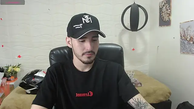 Snapshot of DmitriSanders chatting on 12.13.24 DmitriSanders online show from 12.13.24