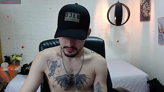 Snapshot of DmitriSanders chatting on 12.20.24 DmitriSanders online show from 12.20.24