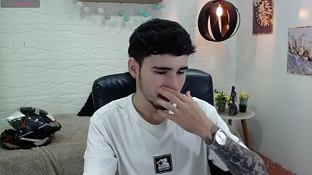 Snapshot of DmitriSanders chatting on 01.08.25 DmitriSanders online show from 01.08.25