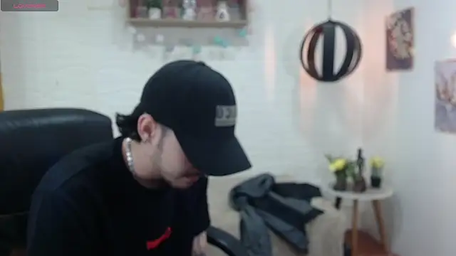 Snapshot of DmitriSanders chatting on 01.21.25 DmitriSanders online show from 01.21.25