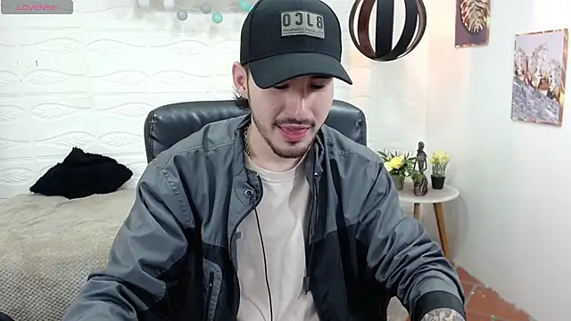 Snapshot of DmitriSanders chatting on 01.22.25 DmitriSanders online show from 01.22.25