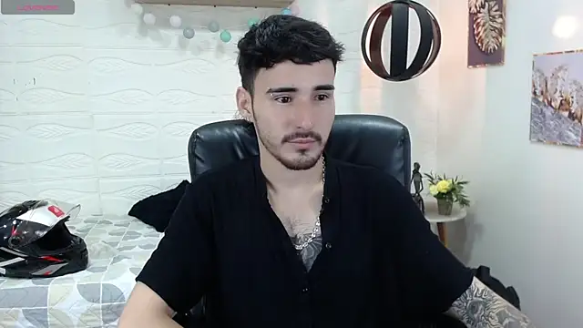 Snapshot of DmitriSanders chatting on 02.13.25 DmitriSanders online show from 02.13.25